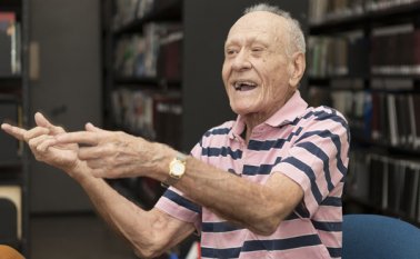 Alfredo Díaz Calderón tiene una memoria prodigiosa que le permite recordar con precisión momentos especiales de su vida y de la ciudad que lo vio crecer. Juan Pablo Cohen