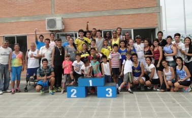 Un fin de semana de integración familiar vivió el atletismo en la ciudadela Juan Atalaya, donde padres e hijos le sacaron jugo al deporte. Cortesía