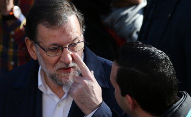 Mariano Rajoy es consciente que el tiempo apremia y que si las negociaciones fracasan y no se forma ningún gobierno dos meses después de la primera sesión de investidura del Congreso, España deberá celebrar nuevas elecciones. AFP