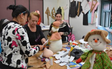 Varias generaciones se reunieron para aprender a elaborar objetos decorativos alusivos a la Navidad. Roberto Ospino
