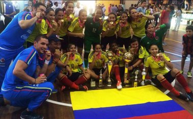 Esta es la selección femenina de fútsal que se coronó campeona de la Copa América, certamen que se disputó en Canelones (Uruguay), luego de golear 4-2 al seleccionado anfitrión. Cortesía