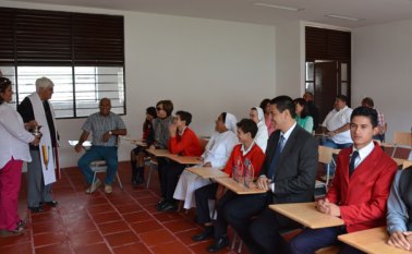 En uno de los salones que se construyeron se cumplió el acto protocolario de entrega de las aulas de clase y de la batería sanitaria. Roberto Ospino