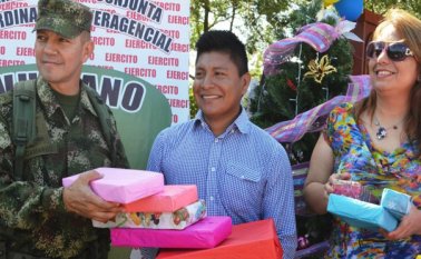 Momento en el que el representante del resguardo Catalaura recibe los detalles. Ejército