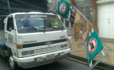 Este vehículo de carga derribó la única valla de protección que quedaba intacta en la Calle Real. Cortesía