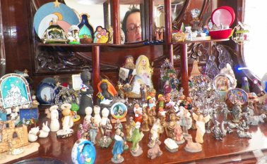 El apartamento, en Navidad, se convierte en un museo para exhibir centenares de pesebres traídos de diferentes partes del mundo. Javier Sarabia