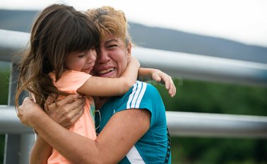 Jaqueline abraza a su hija de seis años luego de 4 meses de no poder verla por haber sido deportada de Venezuela. Juan Pablo Bayona