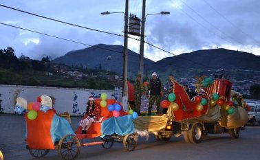 Los uniformados entregaron obsequios y compartieron con los vecinos algunos alimentos. Ejército Nacional