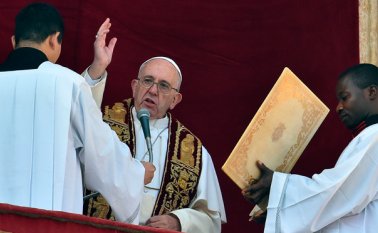 Francisco exhortó a los feligreses a adoptar "en la propia vida la misericordia de Dios". AFP