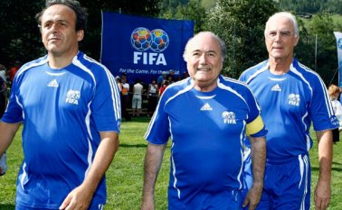 En 2015, el fútbol mundial se vio convulsionado por las triquiñuelas de los dirigentes de la Fifa. (De izquierda a derecha) Michel Platiní, Joseph Blatter y Franz Beckenbauer, envueltos en el escándalo. Archivo