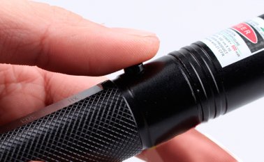 Un láser de cinco milivatios de potencia empleado como puntero puede causar un daño irreparable en la visión, si el rayo incide desde menos de 16 metros de distancia.
Internet