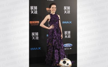 Actriz Daisy Ridley posa con carácter droide BB- 8 en el escenario durante el estreno de "Star Wars : The Force despierta " en Shanghai , China, Domingo, 27 de diciembre 2015. AFP