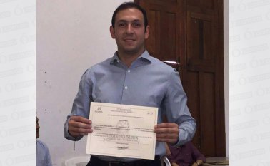 El concejal electo, Juan Felipe Corzo Álvarez, muestra la credencial para el periodo 2016-2019. Cortesía