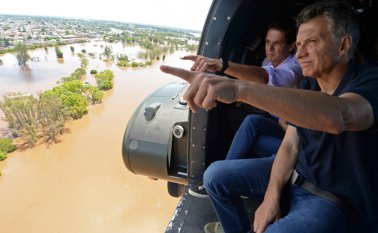 Macri recorrió en helicóptero la zona bajo agua junto al gobernador entrerriano, Gustavo Bordet, y al alcalde Enrique Cresto. AFP