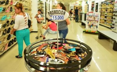 Compra de regalos en Navidad. Colprensa