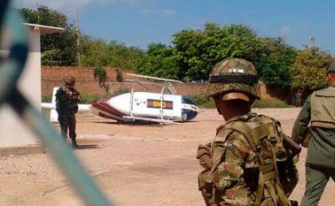 Una ambulancia venezolana acudió al lugar del accidente y sacó a dos personas que se encuentran heridas. Colprensa