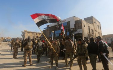 En las calles de Ramadi algunos soldados bailaban, blandiendo sus armas, mientras los comandantes de las fuerzas de seguiridad desfilaban, tras lograr una victoria que buscaban desde hace meses AFP
