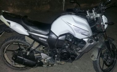 Motocicleta marca Yamaha FZ, color blanco, de placa EZC38D. Cortesía