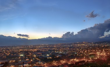 Esta es una panorámica que se puede observar desde la cancha de La Paz, un mirador gratuito en la comuna 6 Juan Pablo Bayona