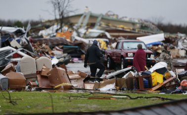Los daños empezaban a quedar patentes en el norte de Texas, donde las autoridades estimaban que hasta 1.450 viviendas quedaron averiadas o destruidas. AP