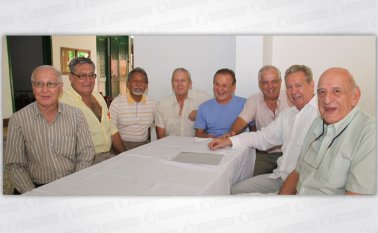 Varios de los veteranos del baloncesto del Norte de Santander se reúnen para reírse de la vida. En la gráfica aparecen de izquierda a derecha Carlos ‘Fosforito’ Blanco (f), Vinicio Esquivel, Luis Francisco ‘Kiko’ Blanco (f), Álvaro Hernández, Hugo ‘Preterito’ Torres, Eduardo ‘Pollo’ González, Gastón Bermúdez y Hernán ‘Pipo’ Gómez. Archivo