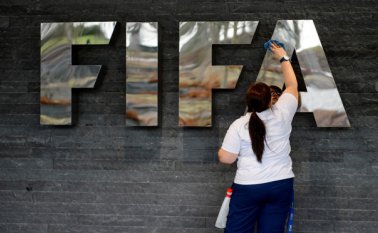Literalmente, lo que la Fifa necesita es limpiar su imagen y emprender un proyecto que proteja y aleje al fútbol mundial de las garras de la corrupción y de la manipulación de grandes potencias. Archivo