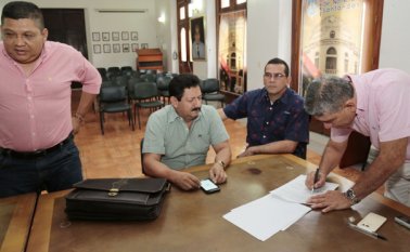 El saliente gobernador Edgar Díaz, en el acto de la firma del acuerdo con los directivos de Asinort. Cortesía