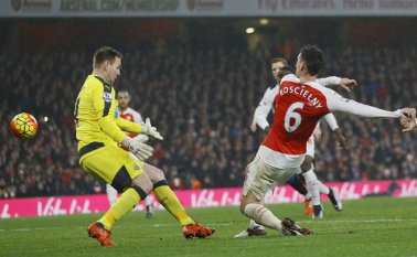 El Arsenal aprovechó el empate del Leicester y quedó como único líder de la Premier League. AFP