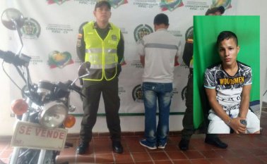 El capturado, que no fue identificado por la Policía de Norte de Santander, aparece junto a la moto robada que pretendía vender en el parque principal de Sardinata. Policía Nacional