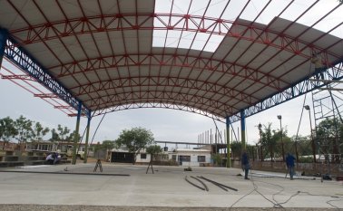 Los obreros no pararon de trabajar durante las fiestas de fin de año en el montaje de la cubierta del coliseo de La Ermita.