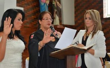 La notaria del municipio, elida rosa quintero, toma aquí el juramento a la nueva alcaldesa de Durania, Marlin Yohana Márquez Rivera (primera de izquierda a derecha). Cortesía