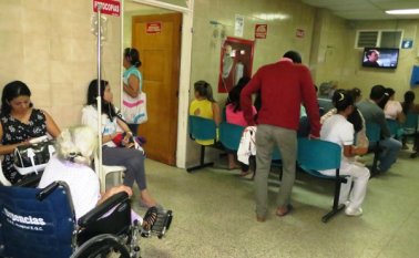 En sillas y en los pasillos deben atender a los pacientes en el servicio de urgencias del hospital de Ocaña, por tanto la capacidad allí es para 30 personas y esa cifra se duplicó en los primeros días del año Dacy Echeverri