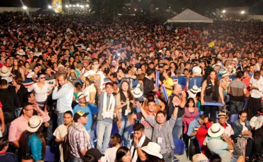 En la Plaza de Ferias ciento de ocañeros y de turistas, se dieron cita para parrandear al ritmo de los mejores intérpretes del vallenato en Colombia. Javier Sarabia