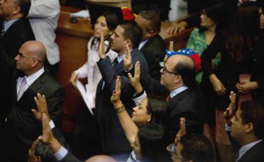 Con la juramentación de los tres asambleístas de Amazonas, la oposición recuperó la poderosa mayoría de dos tercios. AFP