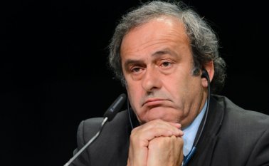 Platini era gran favorito a ser el sucesor de Blatter, un antiguo aliado que luego pasó a ser su gran enemigo. AFP