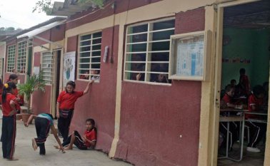 Los salones, pasillos y baños del colegio Carlos Ramírez París, sede María Auxiliadora tiene grietas. Edinsson Figueroa