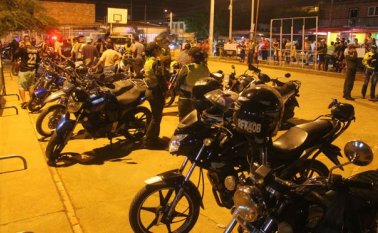 En el polideportivo del barrio Chapinero se desarrolló la verificación de antecedentes a personas y la revisión de motocicletas. Policía Nacional