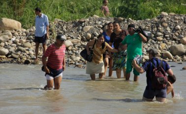 Desde el cierre de la frontera, el 19 de agosto de 2015, muchas personas han tenido que atravesar la frontera por el río Táchira. Archivo