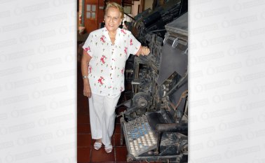 Laura Villalobos junto a uno de los viejos linotipos de La Opinión. Archivo