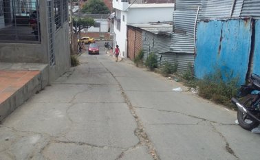 El hombre quedó tendido en la mitad de la carretera. Aún portaba un casco de protección de motocicleta, color negro. La Opinión