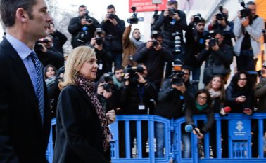 La infanta Cristina y su marido Iñaki Urdangarin llegan a una sala improvisada para un juicio por corrupción, este lunes, es el inicio de un juicio histórico que marca la primera vez que un miembro de la familia real de España se ha enfrentado cargos criminales ya que la monarquía fue restaurada en 1975. AP
