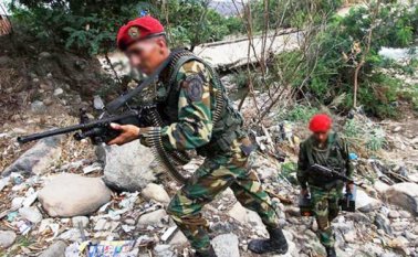 Efectivos militares de Venezuela se han asociado con ‘paracos colombianos’ y cobran por permitir el paso de
personas a través de las trochas en la frontera. Especial para La Opinión