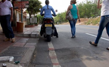 En Claret denuncian que la calzada de la avenida 3 manzana 37 se está hundiendo, aunque se inauguró hace tres meses, al parecer, por daños en la tubería. Edinsson Figueroa