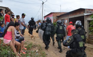 Los invasores llegaron al predio privado el lunes en la madrugada. La Policía hizo presencia para controlar la invasión. Rodrigo Sandoval