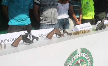 Un fusil, dos pistolas y dos revólveres fueron incautados en los allanamientos en los que fueron detenidas las cuatro personas en el barrio El Salado de Cúcuta. Policía