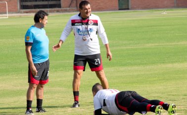 El ocañero Miguel Augusto ‘El Nano’ Prince, tuvo ayer el primer contacto con los jugadores base del Cúcuta Deportivo, a la espera de que le lleguen el fin de semana los refuerzos. Alfredo Estévez