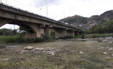 El caudal del río casi se pierde a su paso por el puente San Rafael. La Opinión