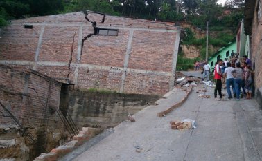 En las zonas de alto riesgo se debe impedir la construcción de nuevas viviendas. No hay garantías para que las familias puedan vivir dignamente. Javier Sarabia