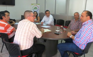 Mandatarios de la provincia se reunieron con funcionarios de la Asociación de Municipios para coordinar los equipos de trabajo. Daicy Echeverri
