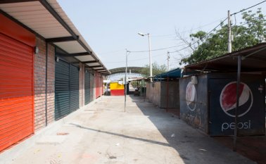 Las nuevas casetas de el natilán comparten espacio con las antiguas casetas. Esta semana, el Área Metropolitana  las entregará a Planeación Municipal.  La Opinión