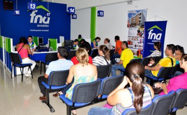 Las personas que quieran acceder a uno de los subsidios del programa ’Mi Casa Ya-Subsidio a la Tasa de Interés’ deberán solicitarlo ante el Fondo Nacional del Ahorro (FNA) o la entidad bancaria de su preferencia. Colprensa